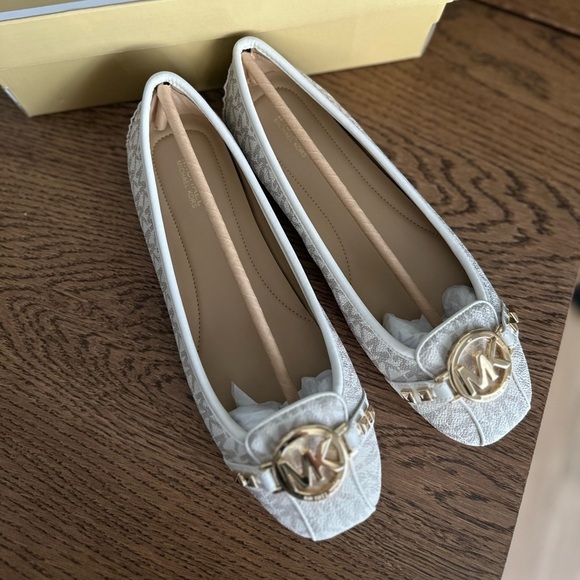 NWT! NEW! Michael Kors Fulton Studded Logo Moccasin Leather Flats Womens Vanilla - Picture 2 of 8